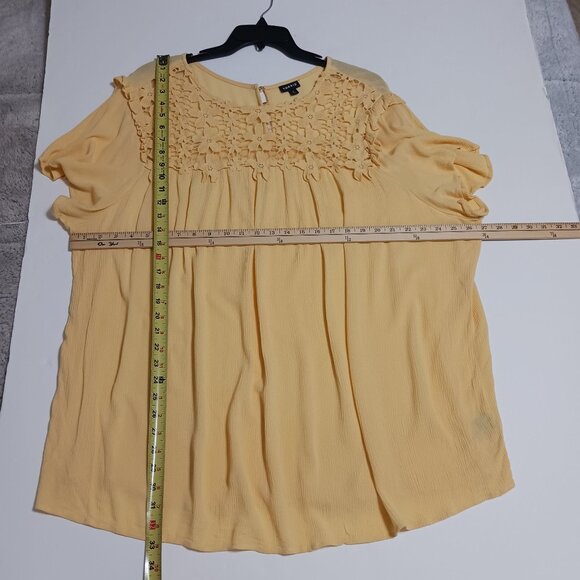 Torrid Crinkle Gauze Daisy Crochet Trim Top Size 4X Yellow Floral Flutter Sleeve - Picture 14 of 16